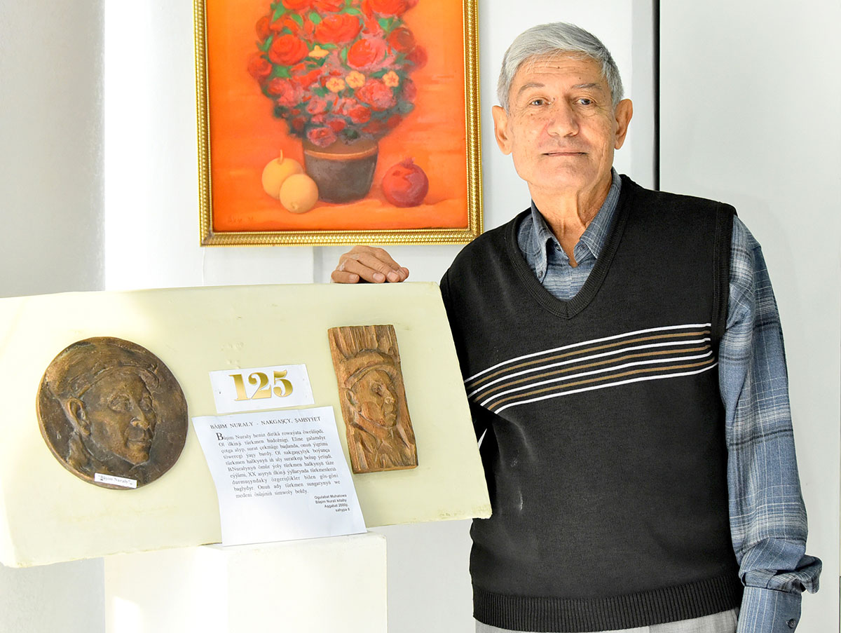 Памятный барельеф к 125-летию Бяшима Нурали представлен в Выставочном центре Туркменистана