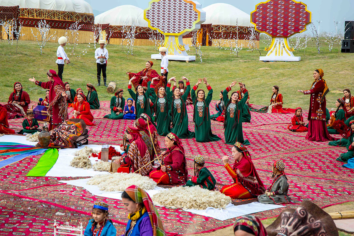 Photo report: the atmosphere of a large turkmen toy at the «Nowruz ýaýlasy»