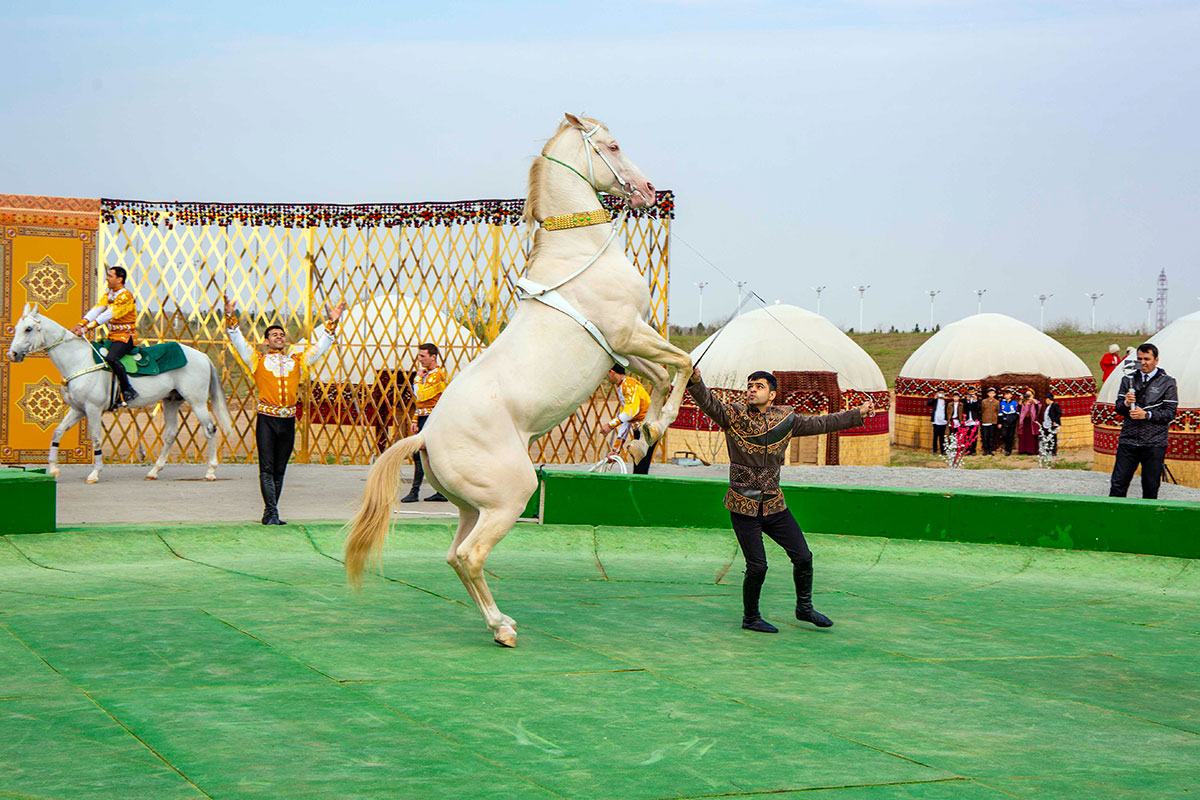 Photo report: the atmosphere of a large turkmen toy at the «Nowruz ýaýlasy»