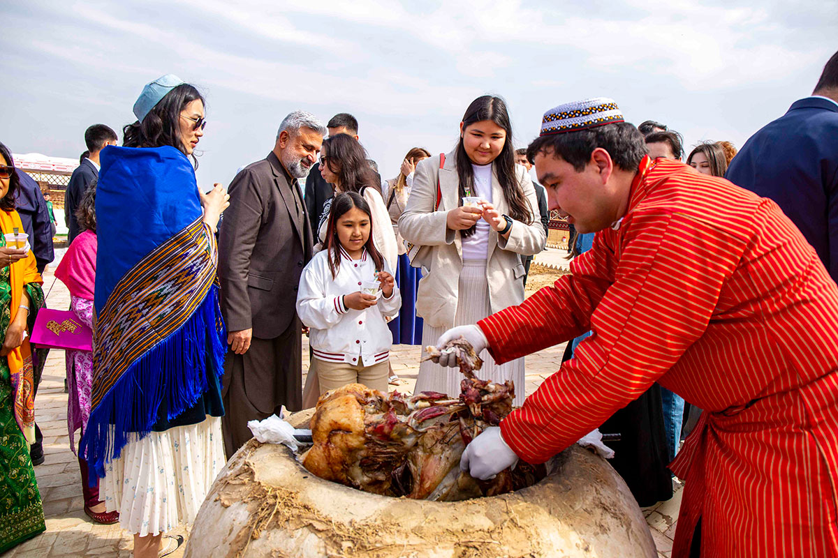 Photo report: the atmosphere of a large turkmen toy at the «Nowruz ýaýlasy»