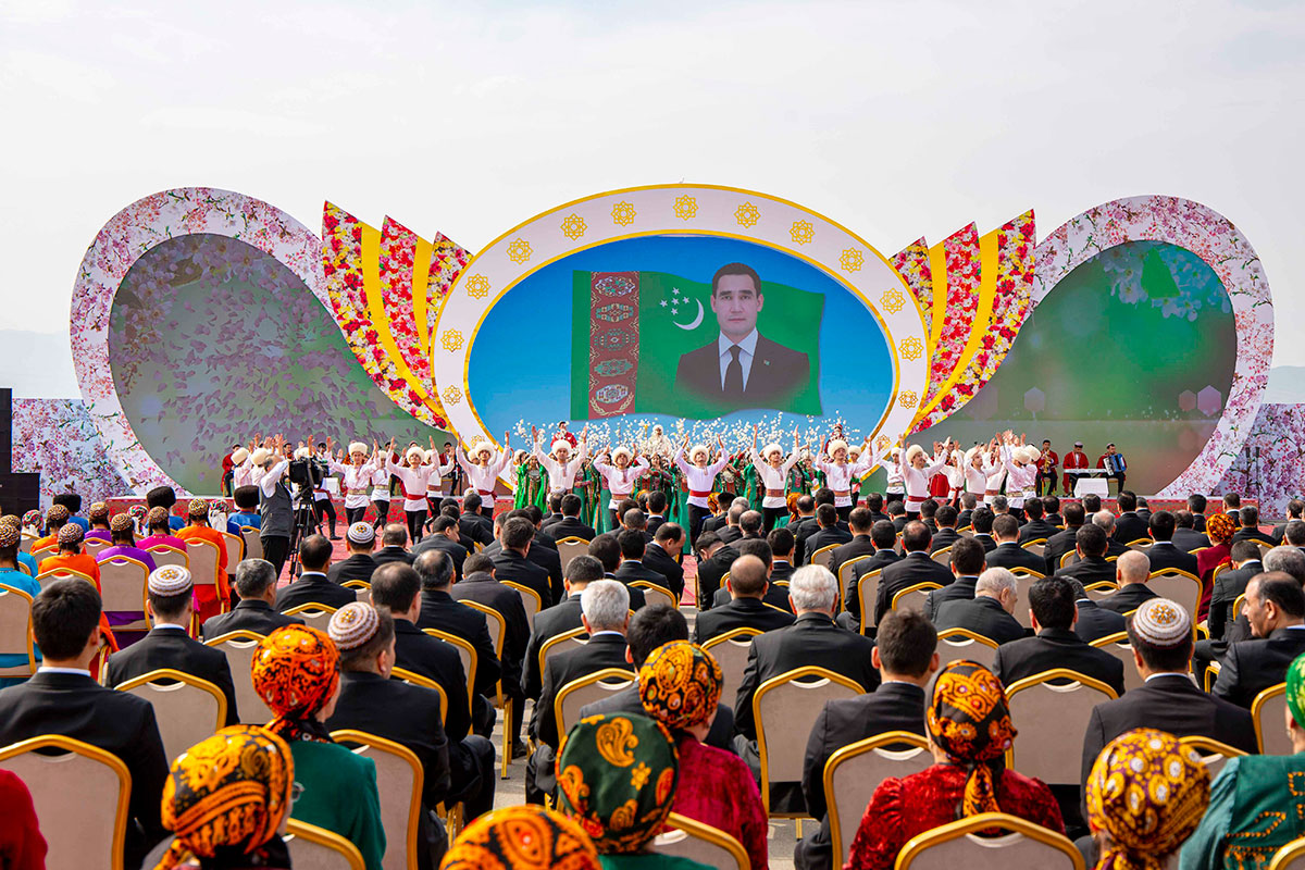 Photo report: the atmosphere of a large turkmen toy at the «Nowruz ýaýlasy»