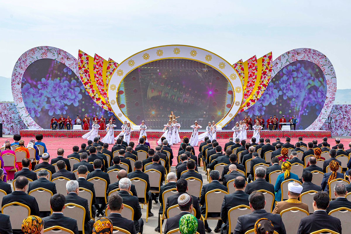 Photo report: the atmosphere of a large turkmen toy at the «Nowruz ýaýlasy»