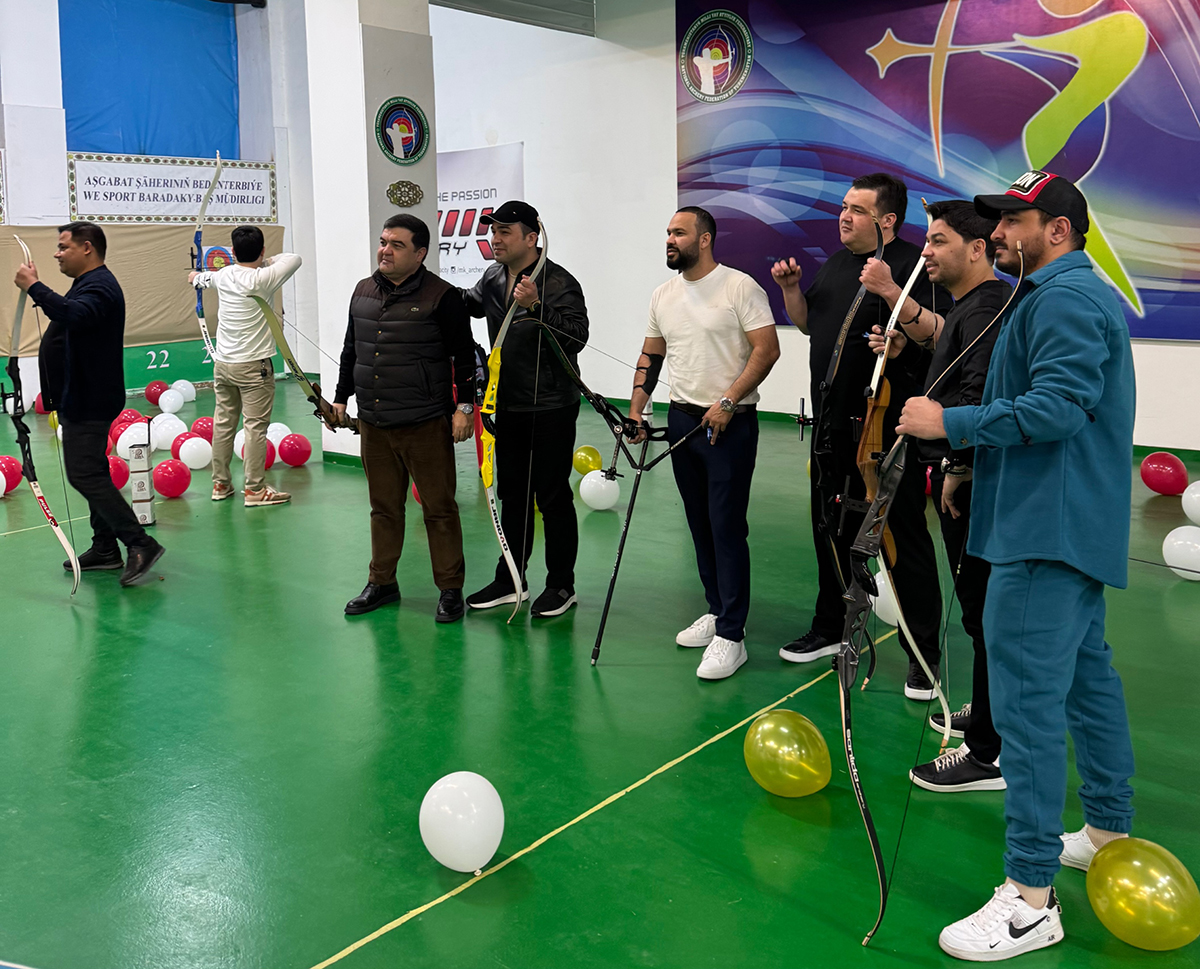 Representatives of Turkmen pop and humor competed in marksmanship at the "Şowly oklar" tournament