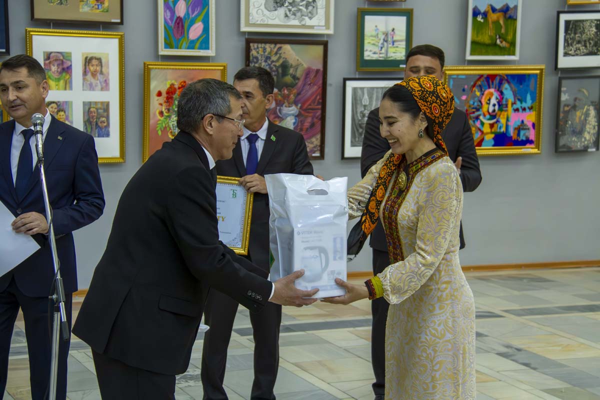 Выставка детских работ, посвященная Международному году мира и доверия