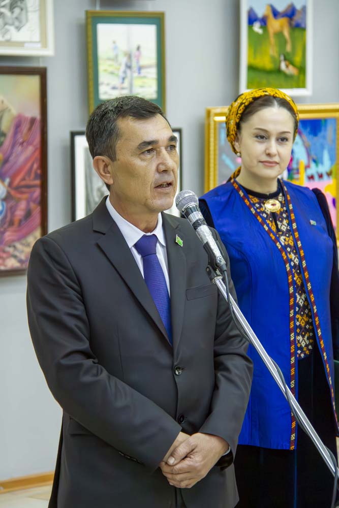 Выставка детских работ, посвященная Международному году мира и доверия