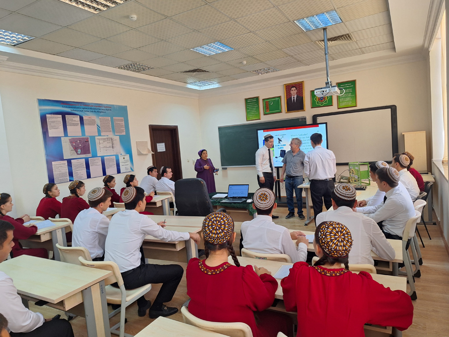 Grasyň tehniki uniwersitetiniň professory Türkmenistanyň Telekommunikasiýalar we informatika institutynda boldy
