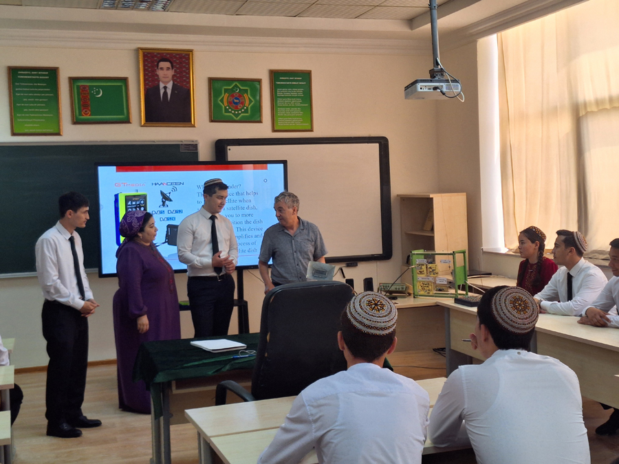 Grasyň tehniki uniwersitetiniň professory Türkmenistanyň Telekommunikasiýalar we informatika institutynda boldy