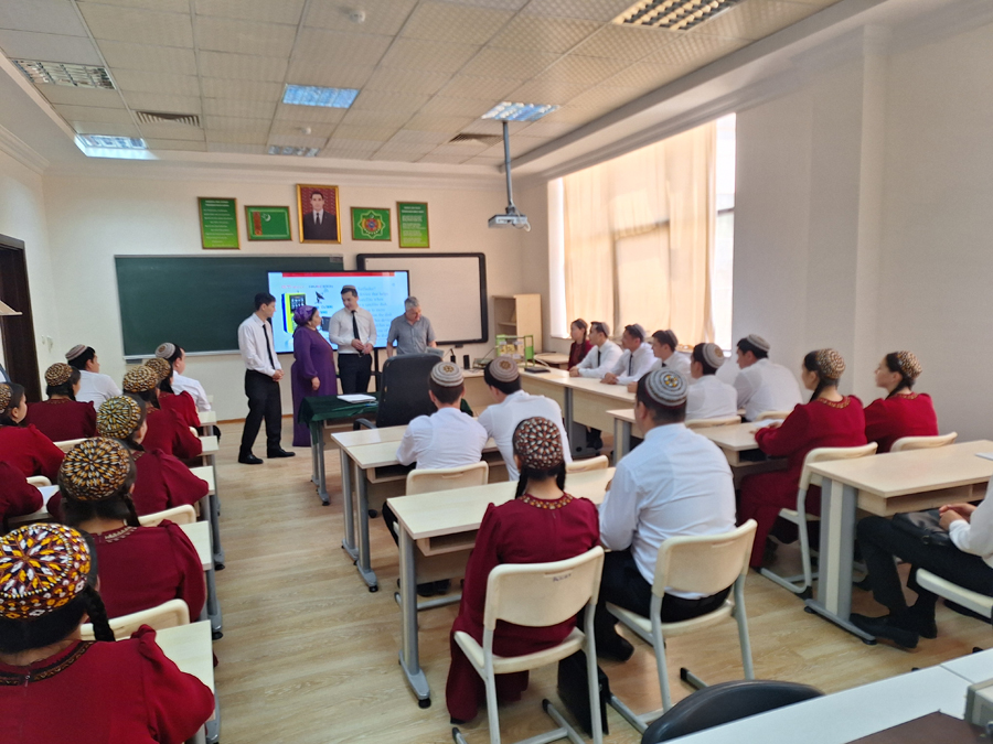 Grasyň tehniki uniwersitetiniň professory Türkmenistanyň Telekommunikasiýalar we informatika institutynda boldy