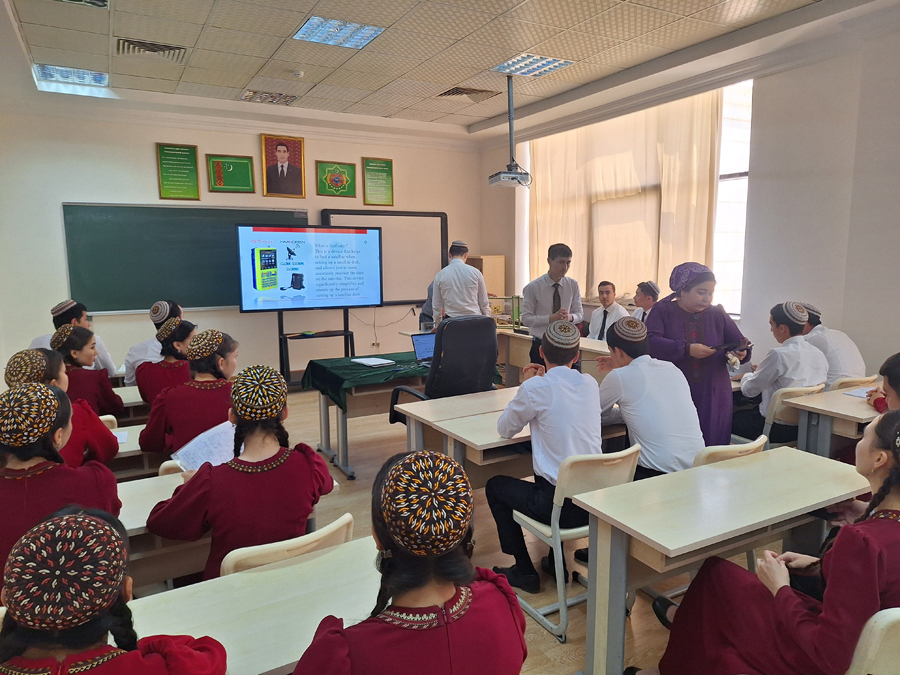 Grasyň tehniki uniwersitetiniň professory Türkmenistanyň Telekommunikasiýalar we informatika institutynda boldy