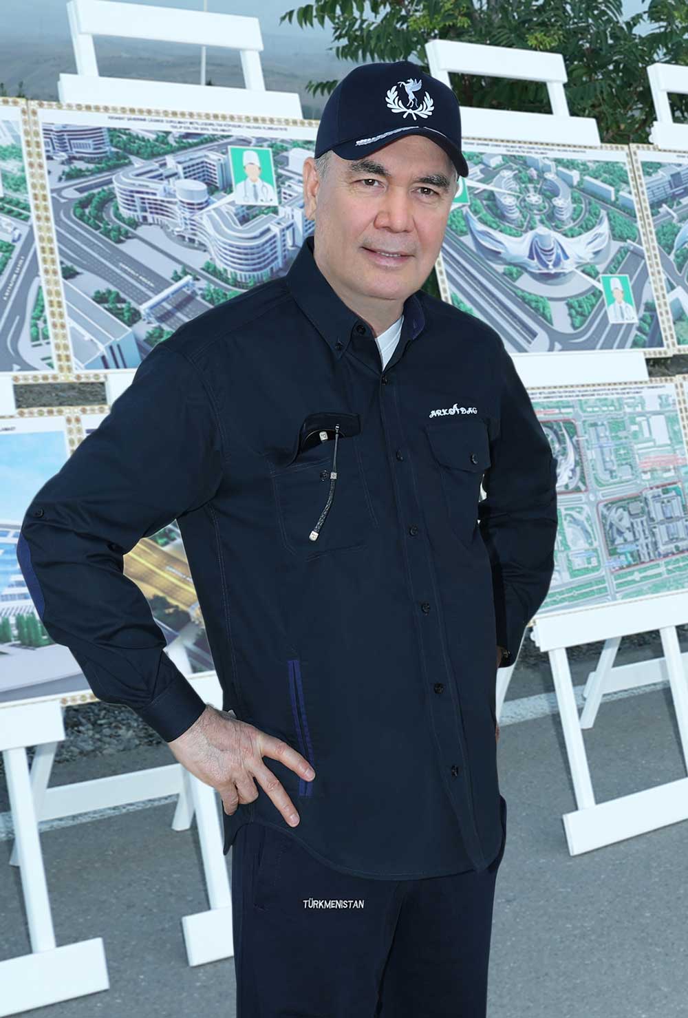 Национальный Лидер туркменского народа, Председатель Халк Маслахаты Туркменистана Герой-Аркадаг совершил рабочую поездку на вертолёте по столице и городу Аркадаг