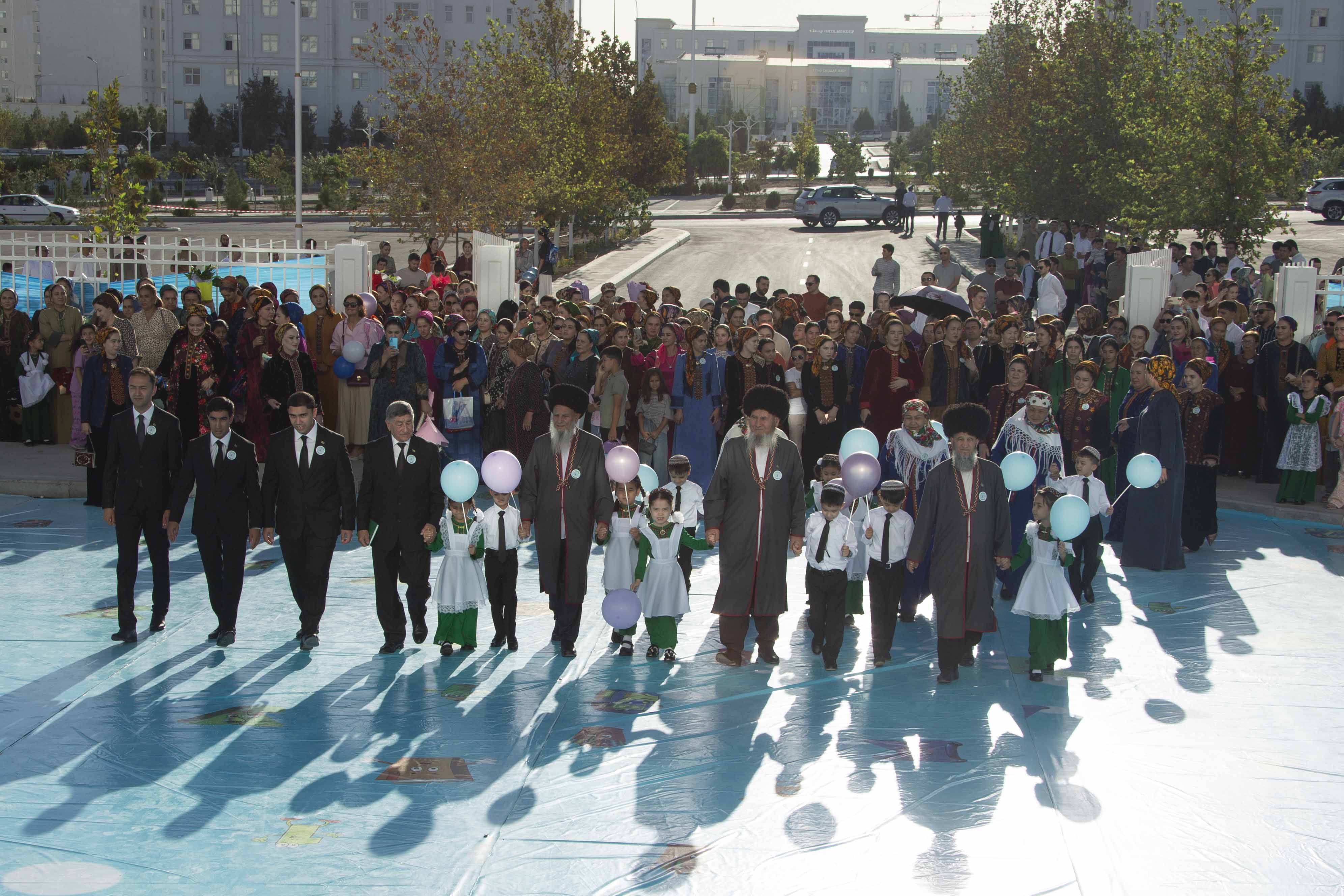 Bilimler we talyp ýaşlar güni mynasybetli täze binalar açylyp ulanmaga berildi