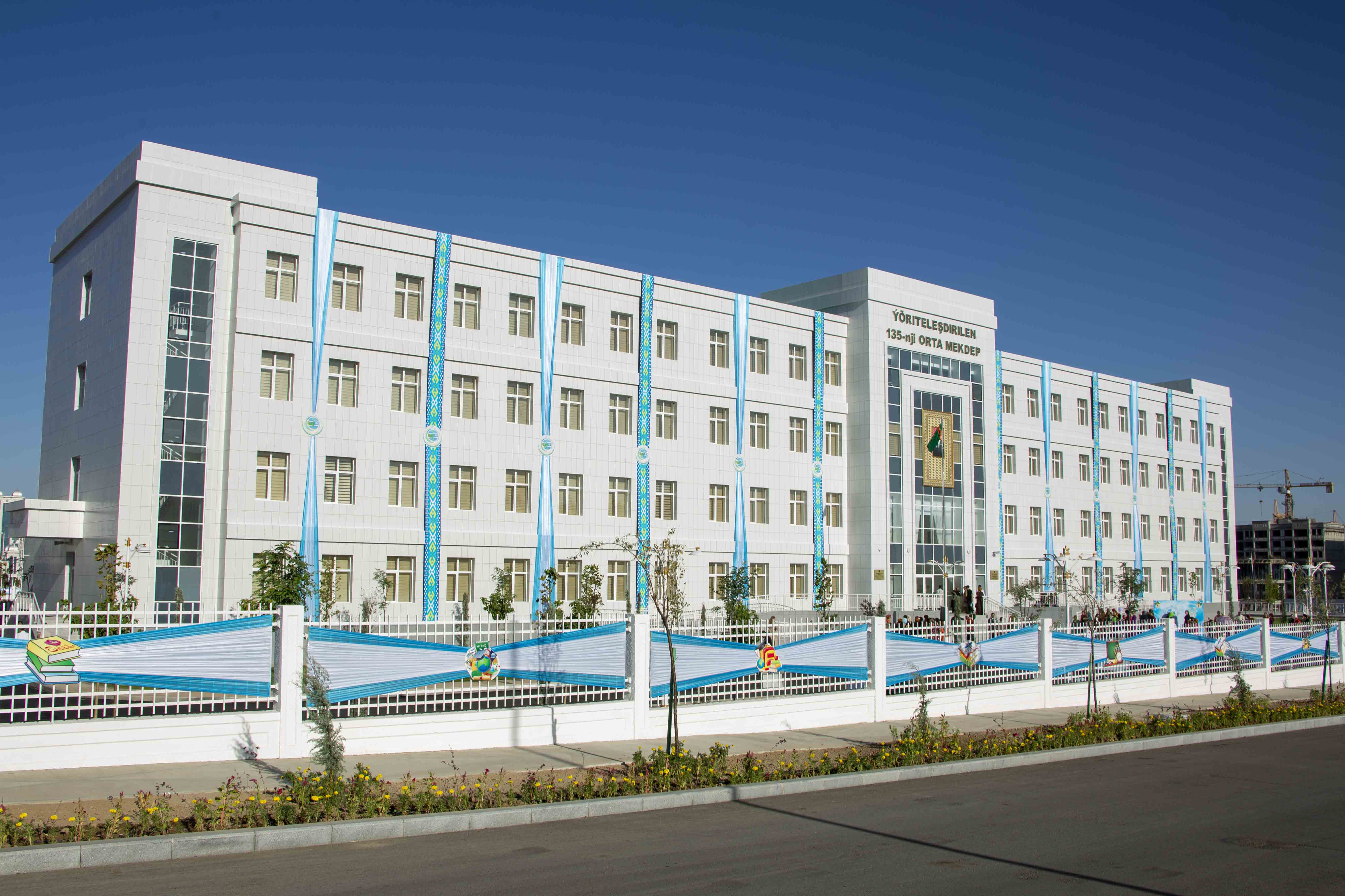 Bilimler we talyp ýaşlar güni mynasybetli täze binalar açylyp ulanmaga berildi