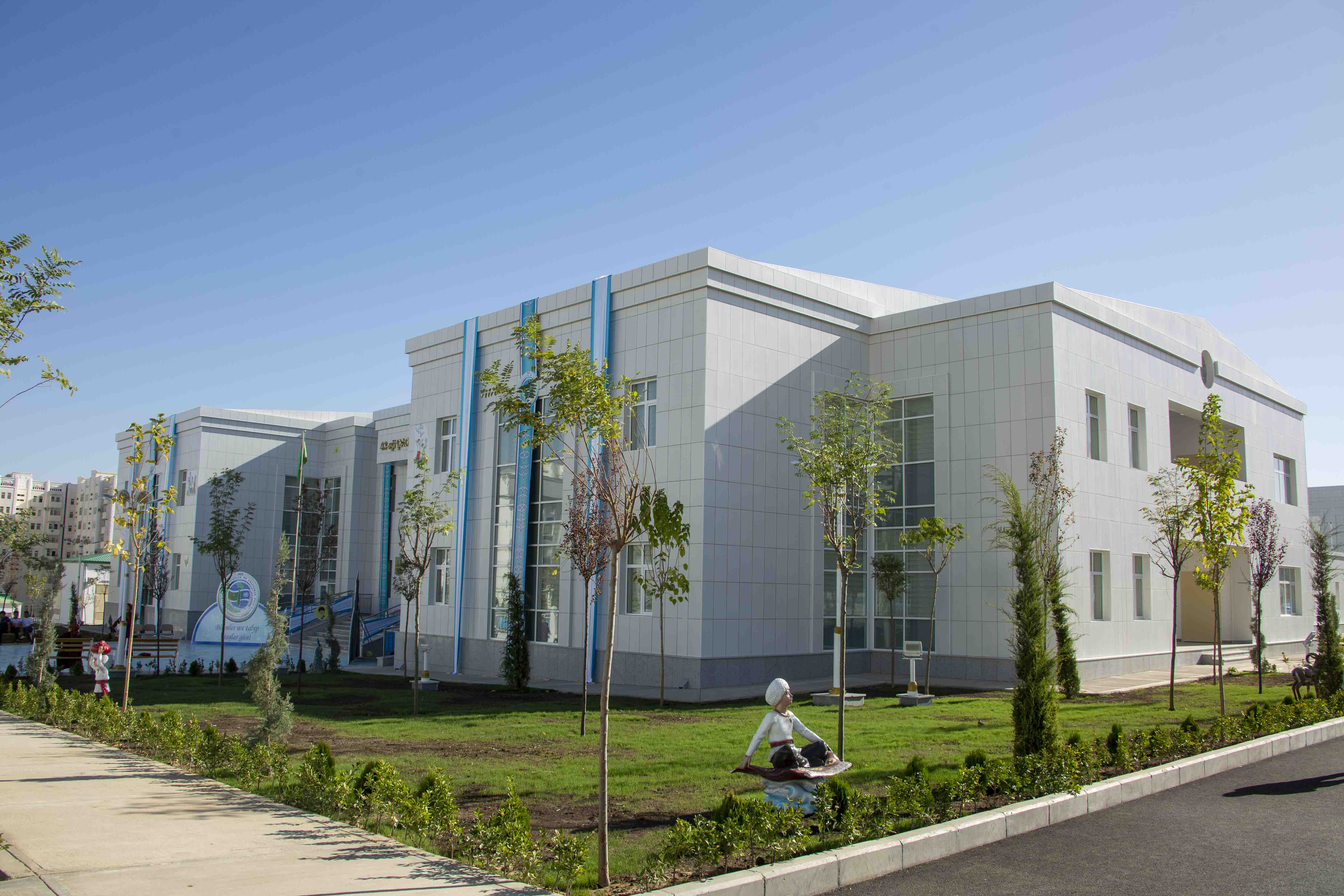 Bilimler we talyp ýaşlar güni mynasybetli täze binalar açylyp ulanmaga berildi