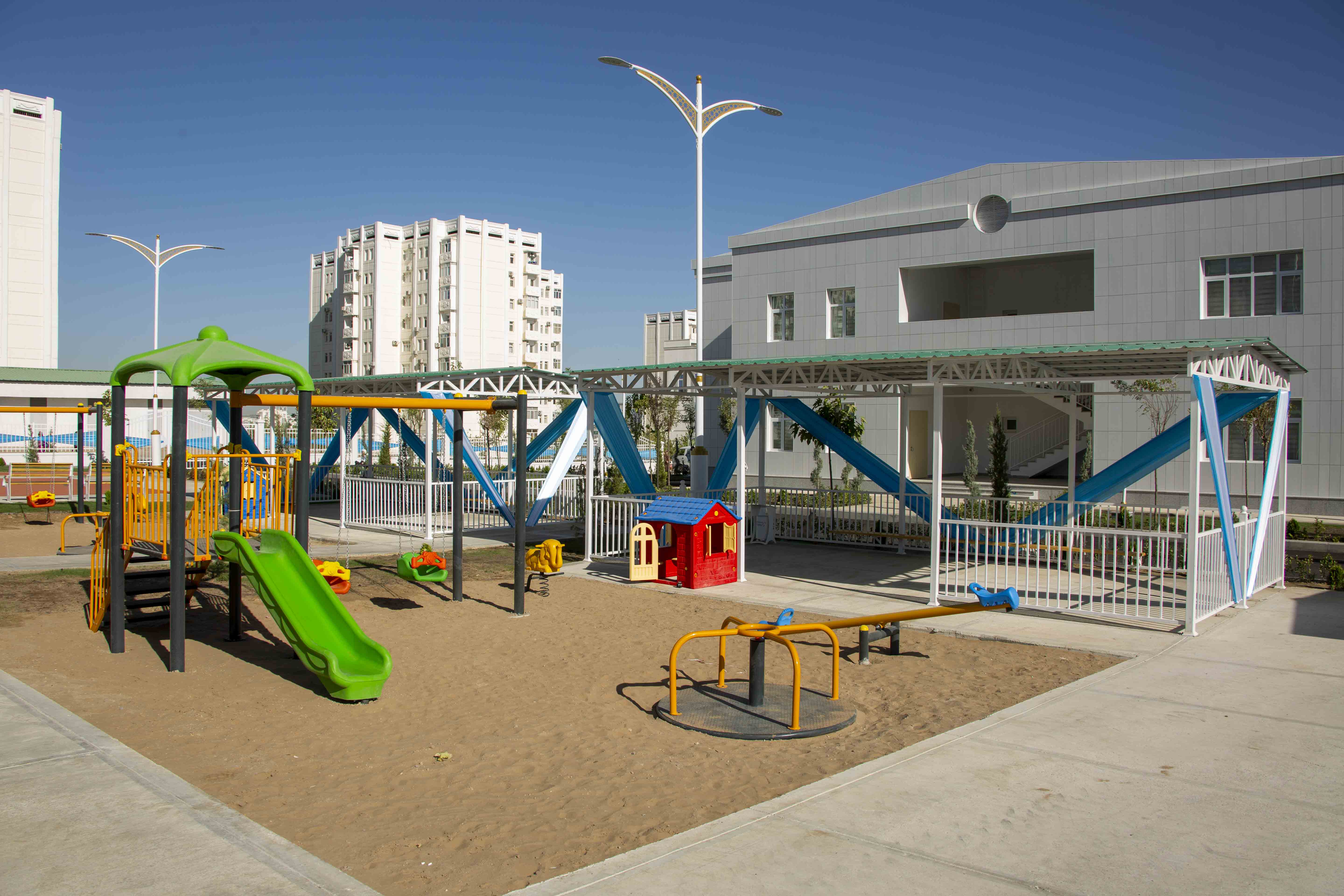 Bilimler we talyp ýaşlar güni mynasybetli täze binalar açylyp ulanmaga berildi