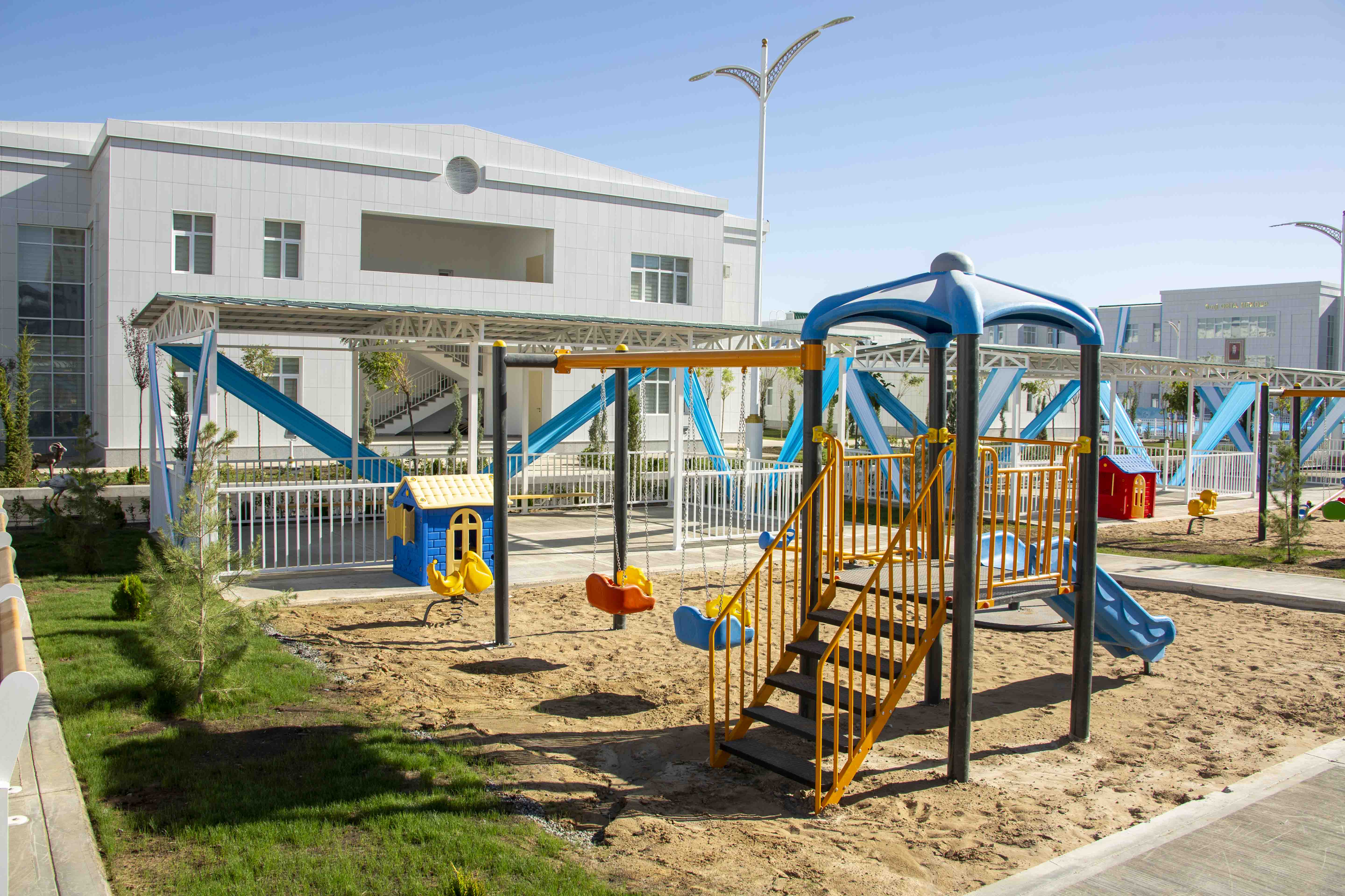 Bilimler we talyp ýaşlar güni mynasybetli täze binalar açylyp ulanmaga berildi