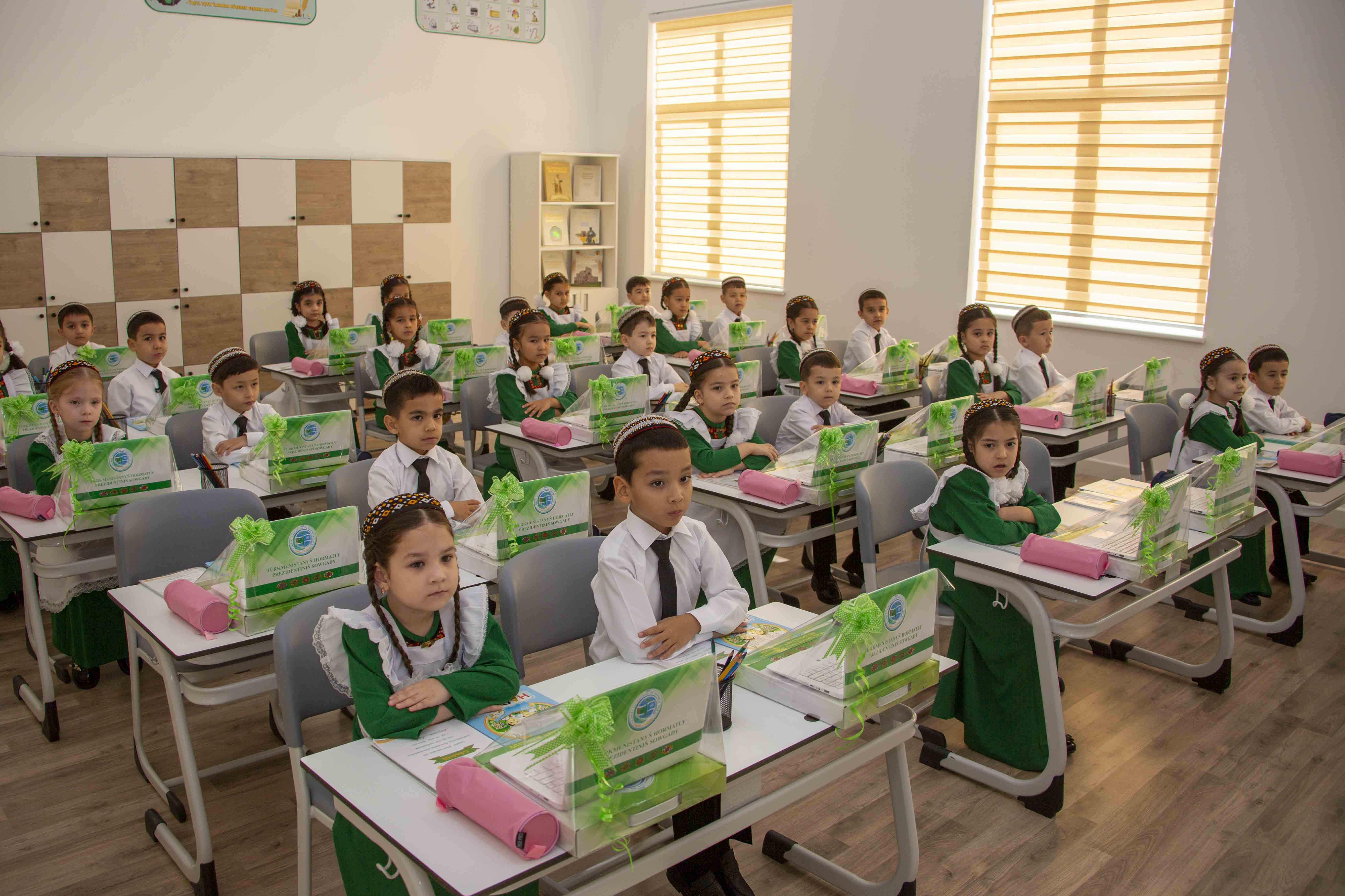 Bilimler we talyp ýaşlar güni mynasybetli täze binalar açylyp ulanmaga berildi