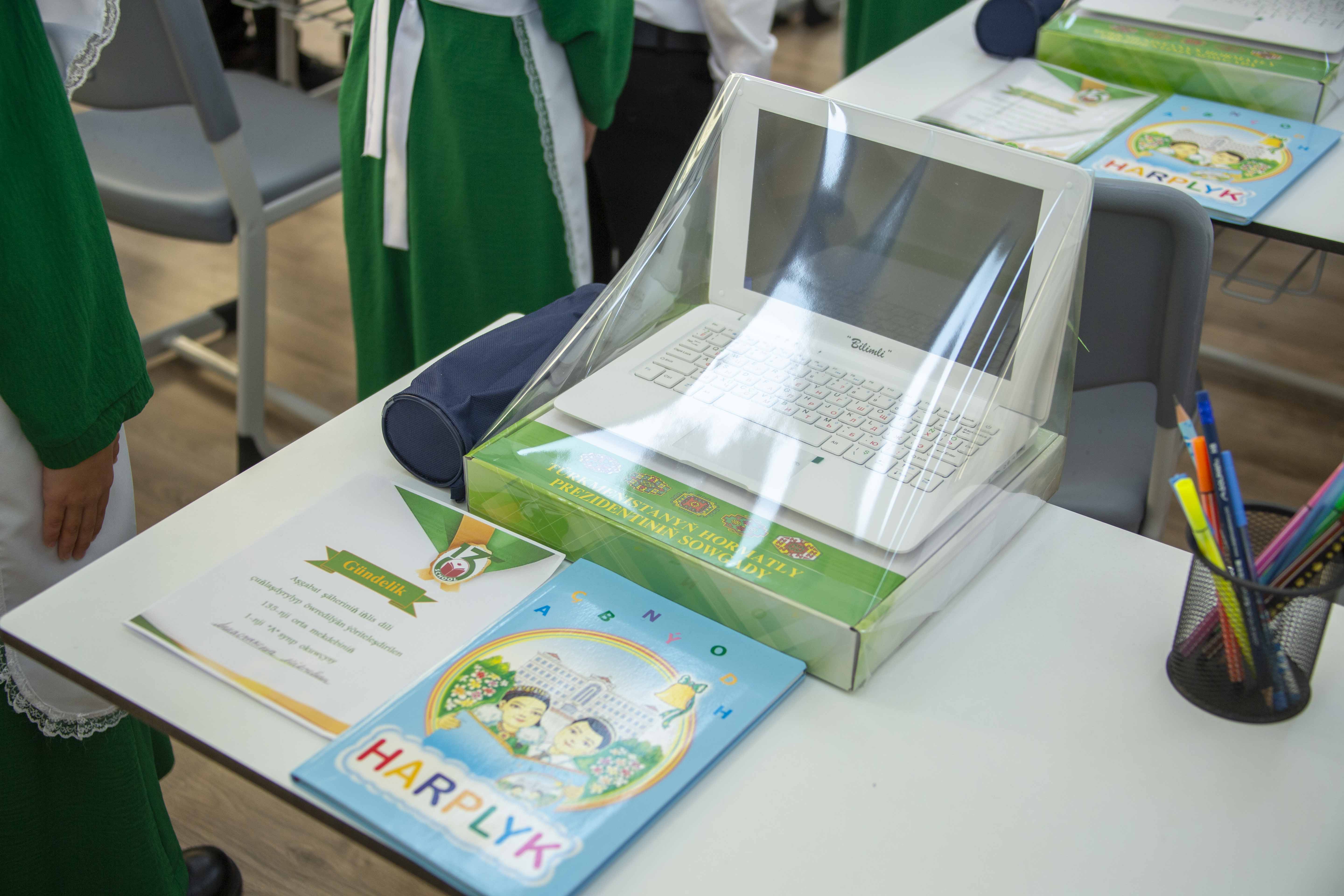 Bilimler we talyp ýaşlar güni mynasybetli täze binalar açylyp ulanmaga berildi