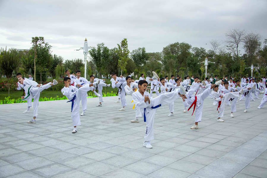 В Ашхабаде состоялось открытие обновлённого парка «XV лет независимости Туркменистана»