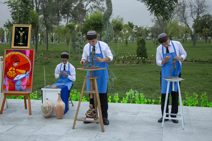 В Ашхабаде состоялось открытие обновлённого парка «XV лет независимости Туркменистана»