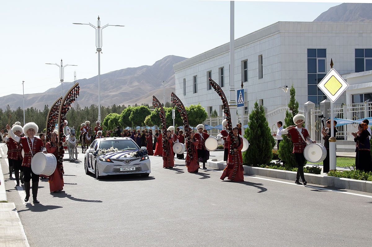 В городе Аркадаг состоялась церемония открытия новых жилых домов