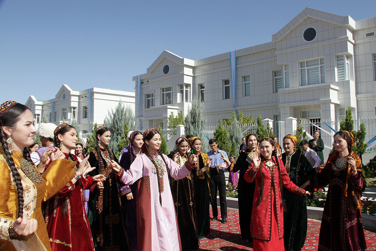 В городе Аркадаг состоялась церемония открытия новых жилых домов