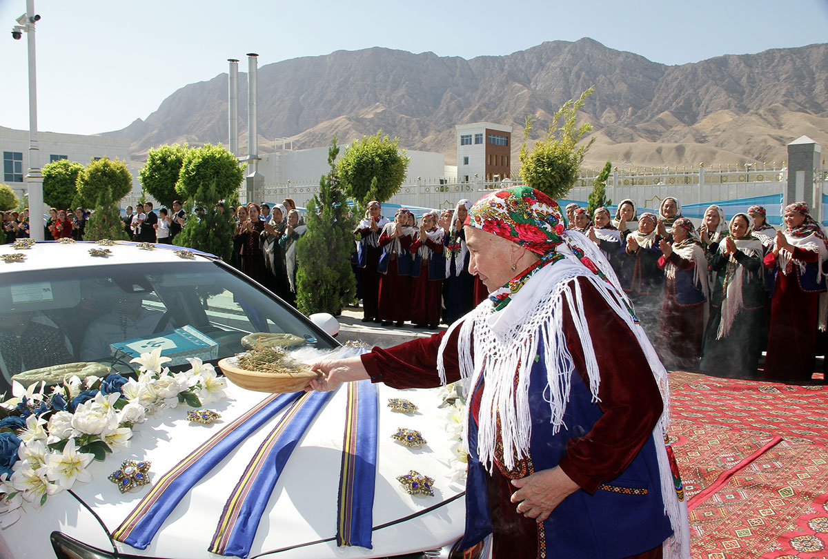 В городе Аркадаг состоялась церемония открытия новых жилых домов