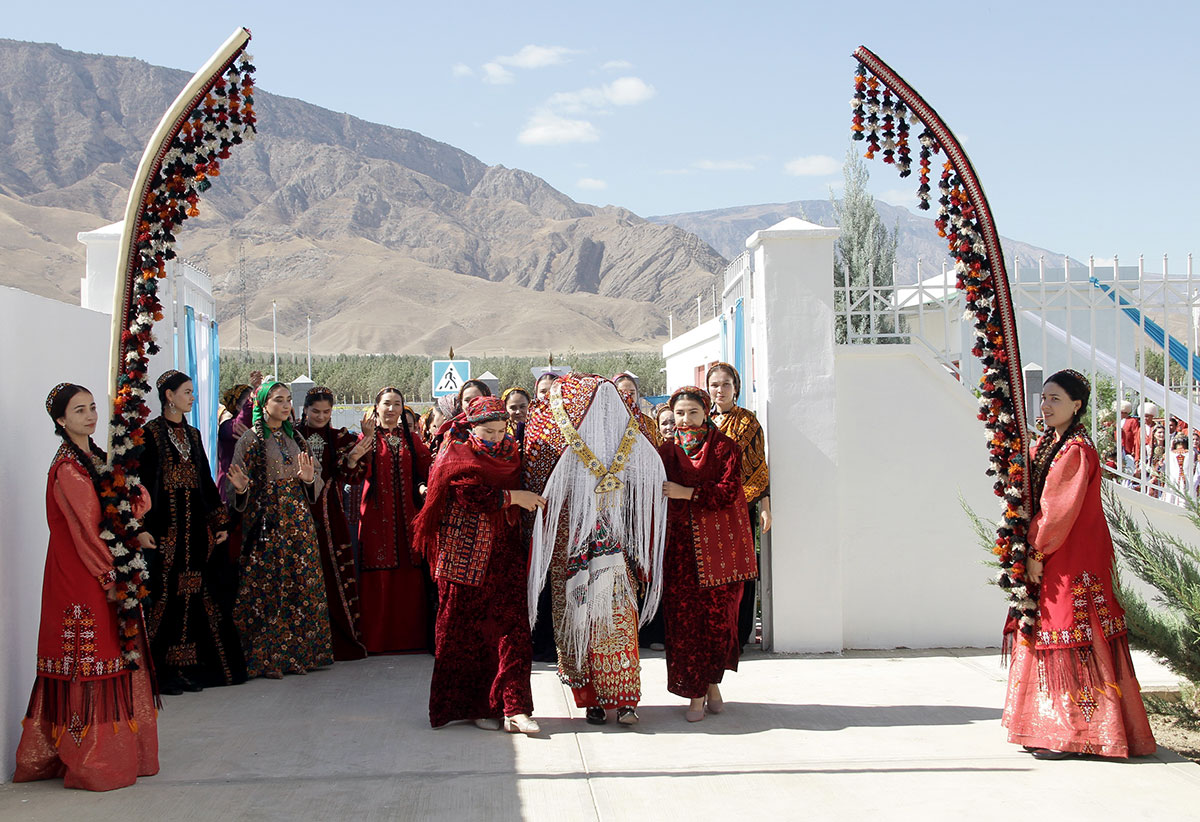 В городе Аркадаг состоялась церемония открытия новых жилых домов