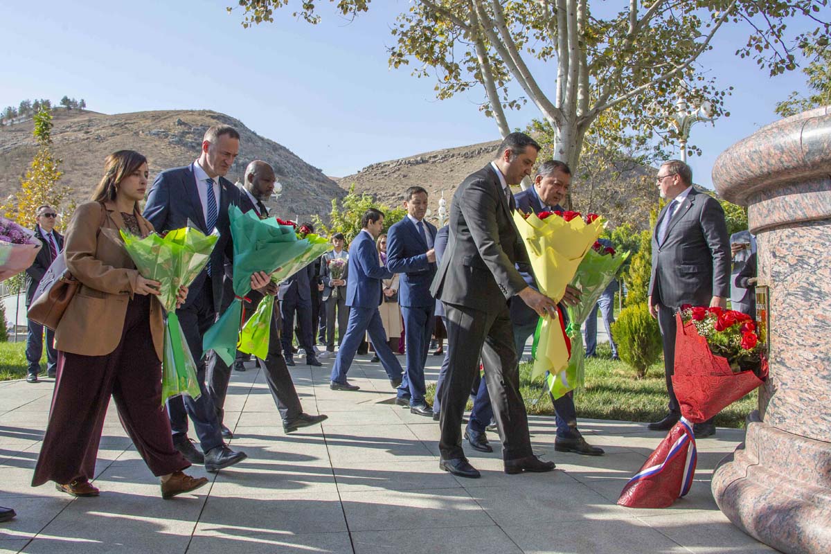 Fýodor Dostoýewskiniň Aşgabatdaky ýadygärligine gül goýuldy