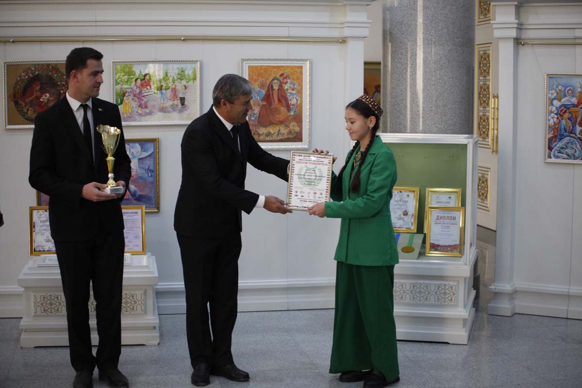 Parahatçylyk baradaky surat eserleri halkara bäsleşiginiň ýeňijileri