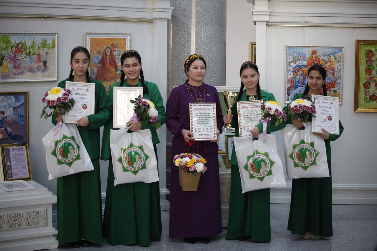 Parahatçylyk baradaky surat eserleri halkara bäsleşiginiň ýeňijileri