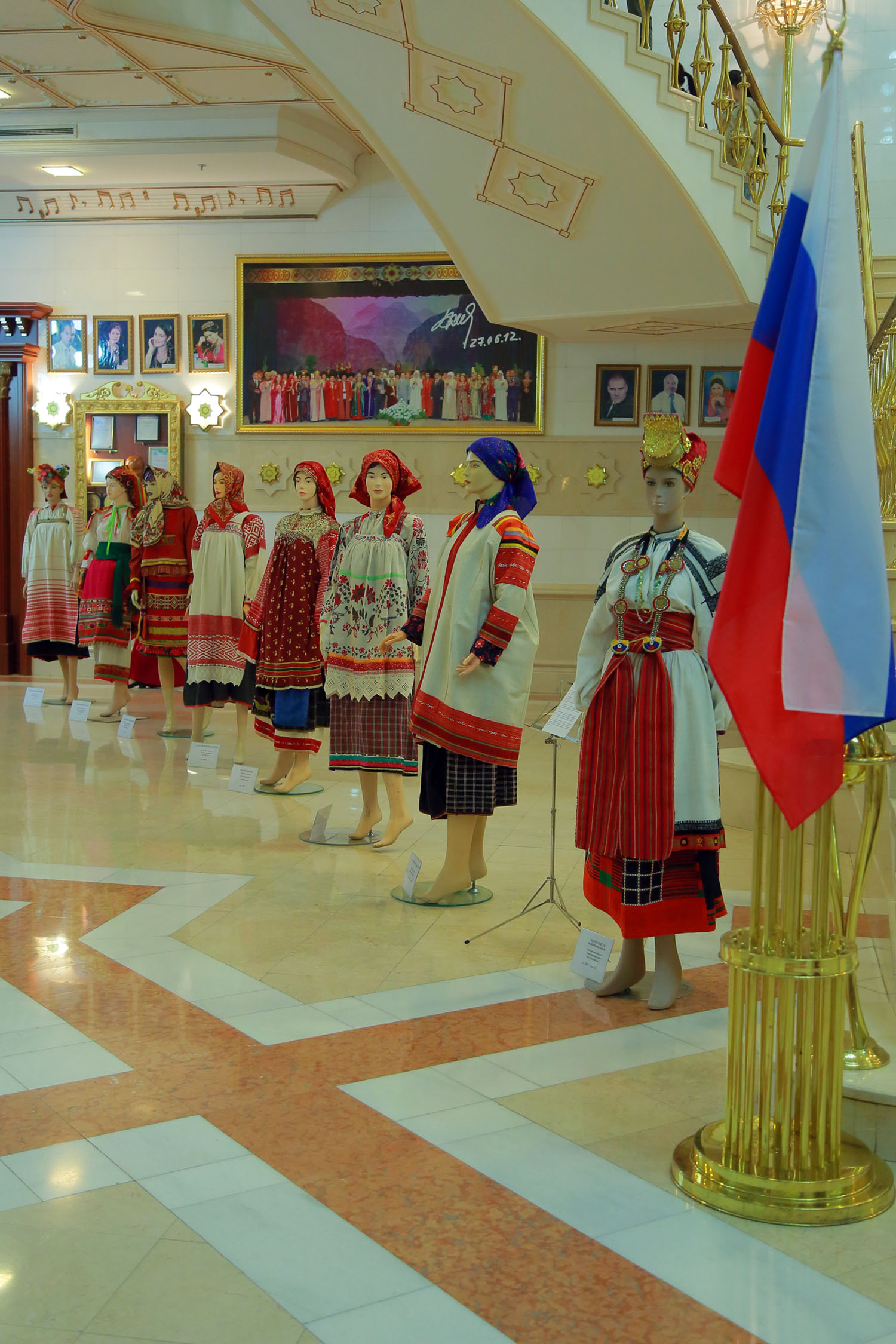 Rus halk heňleri türkmen sahnasynda ýaňlanýar