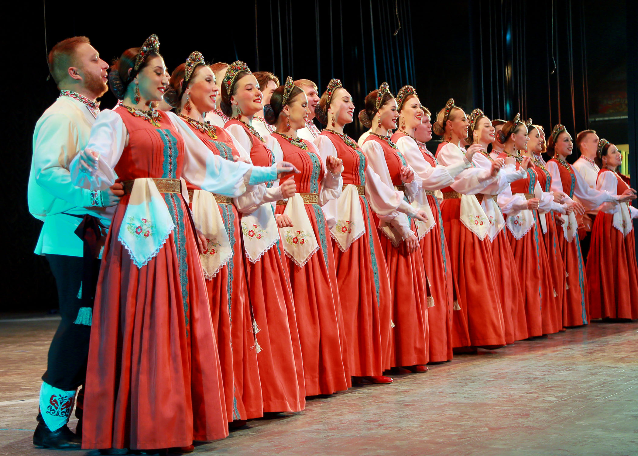 Rus halk heňleri türkmen sahnasynda ýaňlanýar