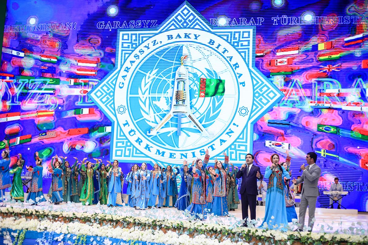 Величественно звучит гимн постоянному нейтралитету на просторах Балканского велаята