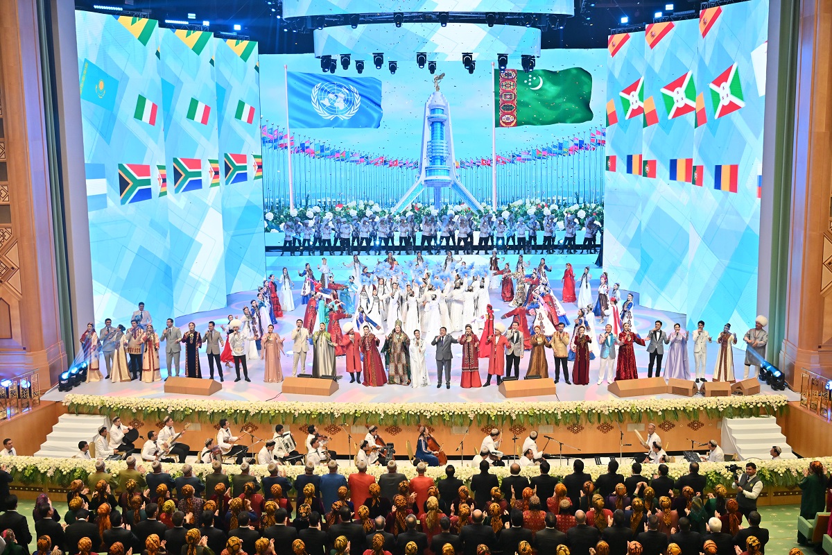 Праздничные выступления деятелей культуры и искусства