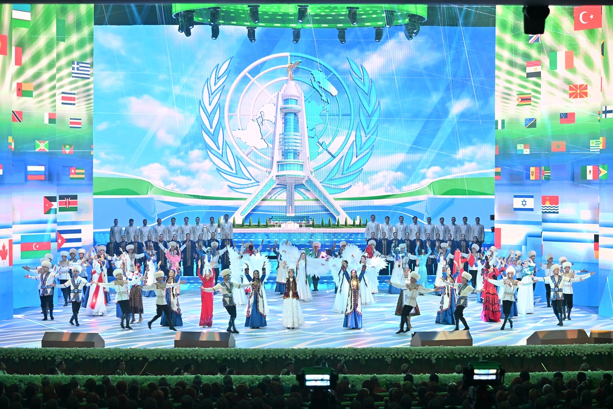 Праздничные выступления деятелей культуры и искусства