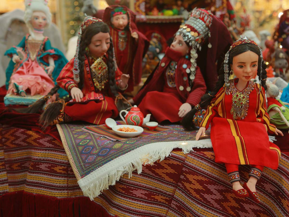 Новогодняя выставка народно-прикладного творчества «Мир кукол и игрушек»