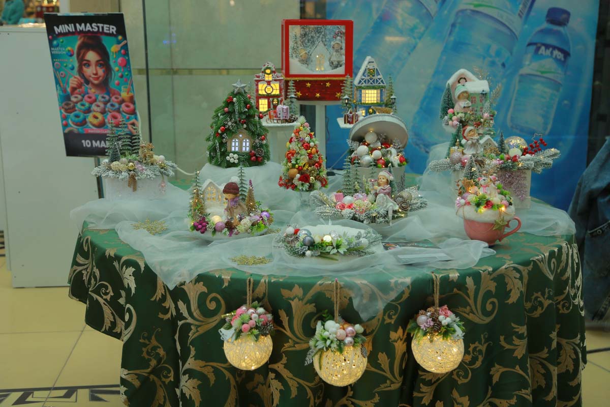 Новогодняя выставка народно-прикладного творчества «Мир кукол и игрушек»