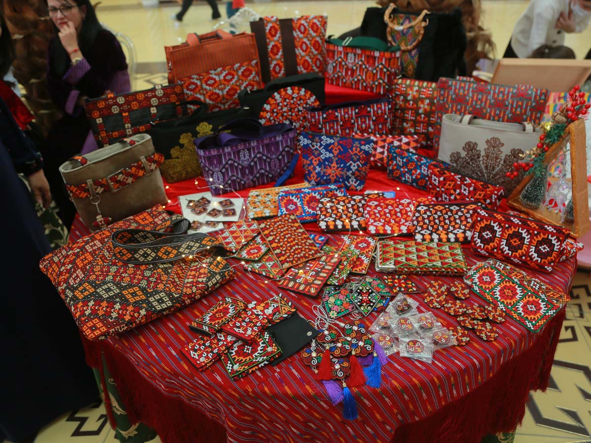 Новогодняя выставка народно-прикладного творчества «Мир кукол и игрушек»