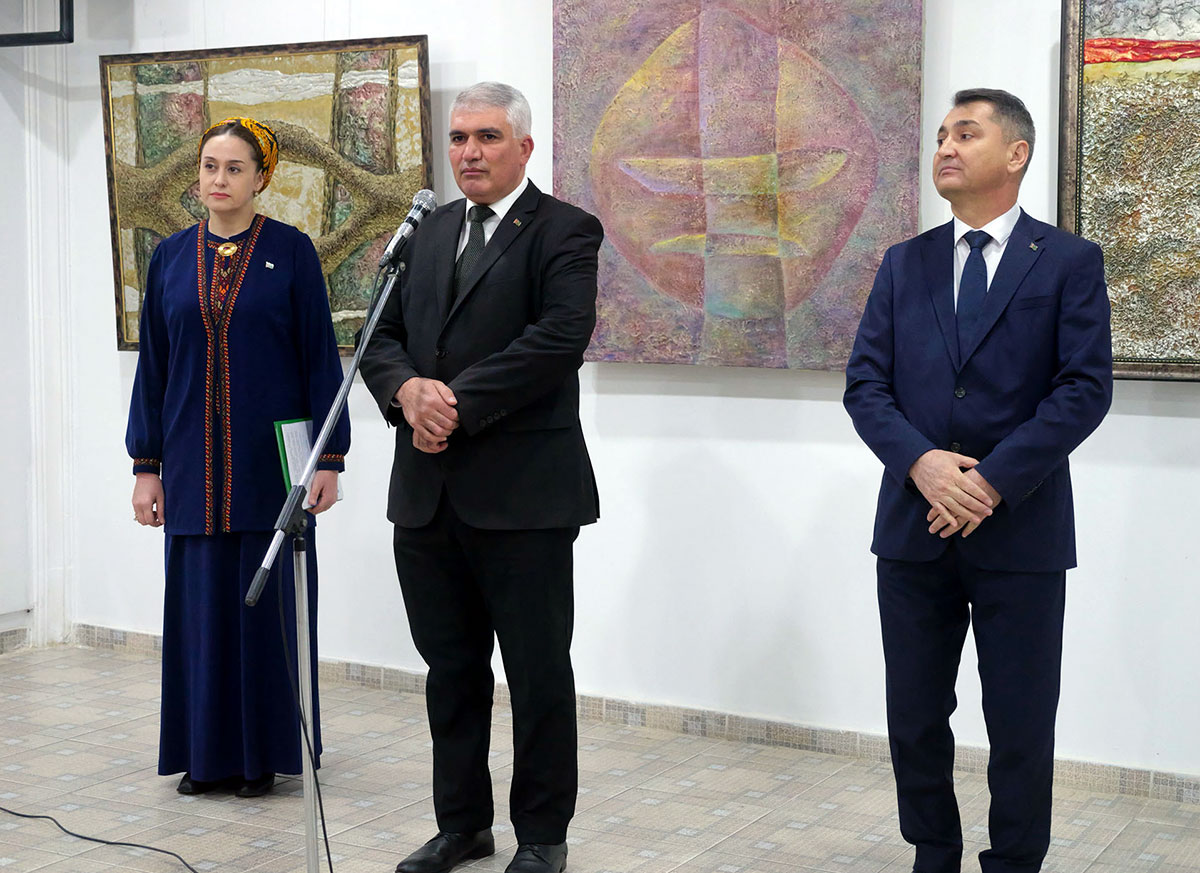 Türkmen suratkeşi Röwşen Annanyýazowyň ýadygärligine bagyşlanan sergi