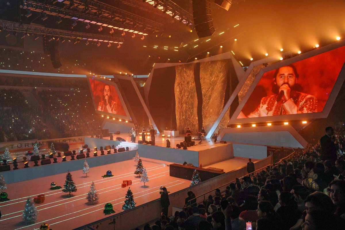 Daşary ýurtly meşhur sungat ussatlary Aşgabatda çykyş etdiler