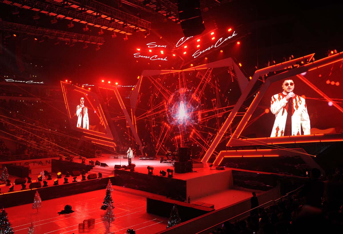 Daşary ýurtly meşhur sungat ussatlary Aşgabatda çykyş etdiler