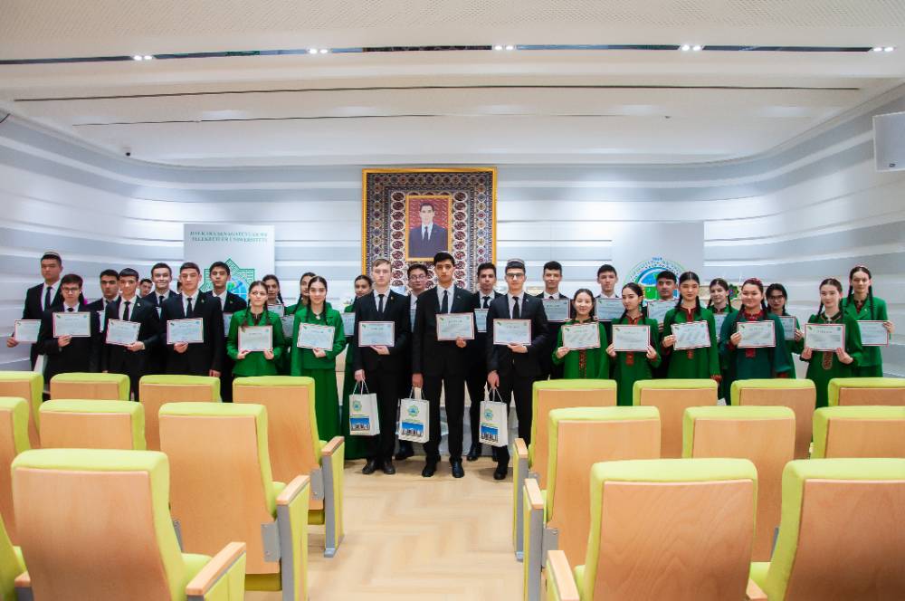 Halkara senagatçylar we telekeçiler uniwersiteti mekdep okuwçylarynyň arasynda iňlis dili boýunça bäsleşik geçirdi