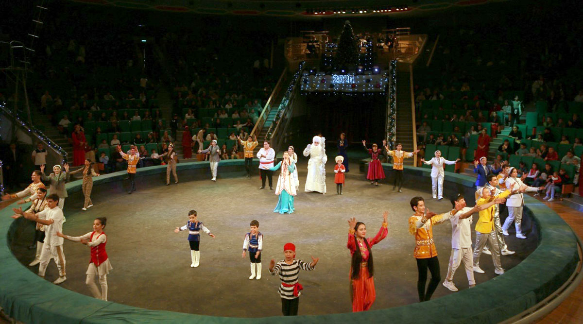 Новогоднее цирковое представление «Крылатые скакуны»