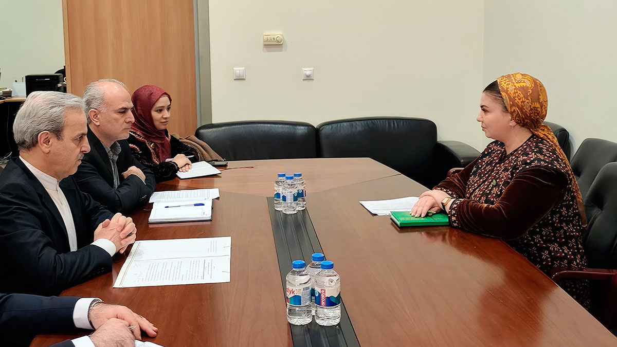 Medeniýet köprüleri: Eýran Yslam Respublikasynyň ilçisi Türkmenistanyň Döwlet kitaphanasyna bardy