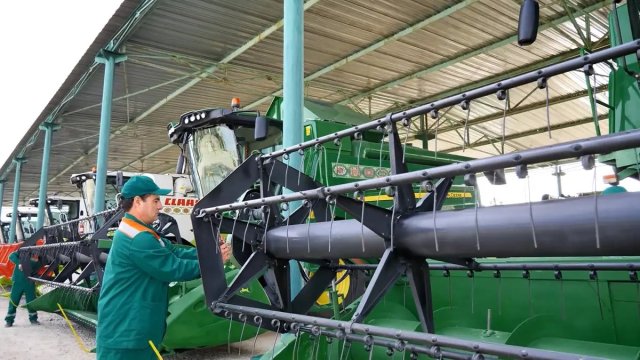 Specialists of the “Obahyzmat” production enterprise prepare machinery for field work