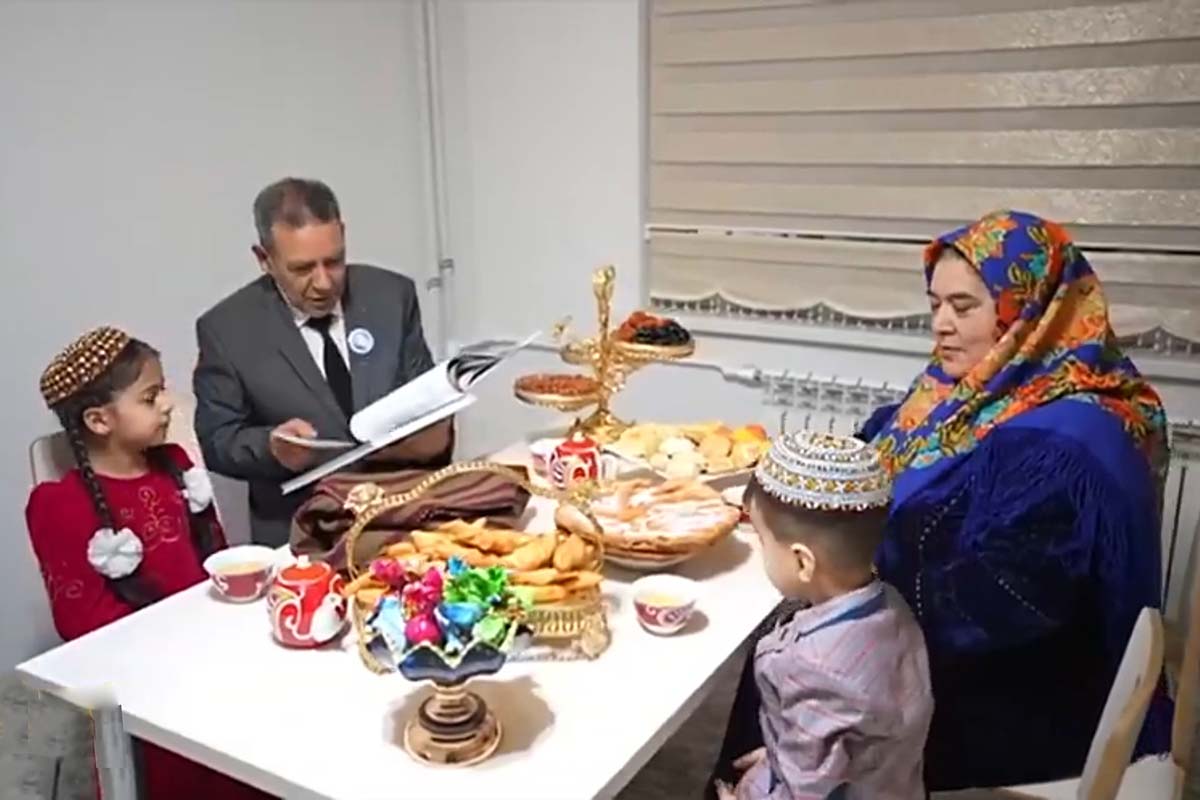 Kenarýaka Türkmenbaşy şäherinde täze ýaşaýyş jaýlarynyň açylyş dabarasy şatlyk-şowhuna beslendi