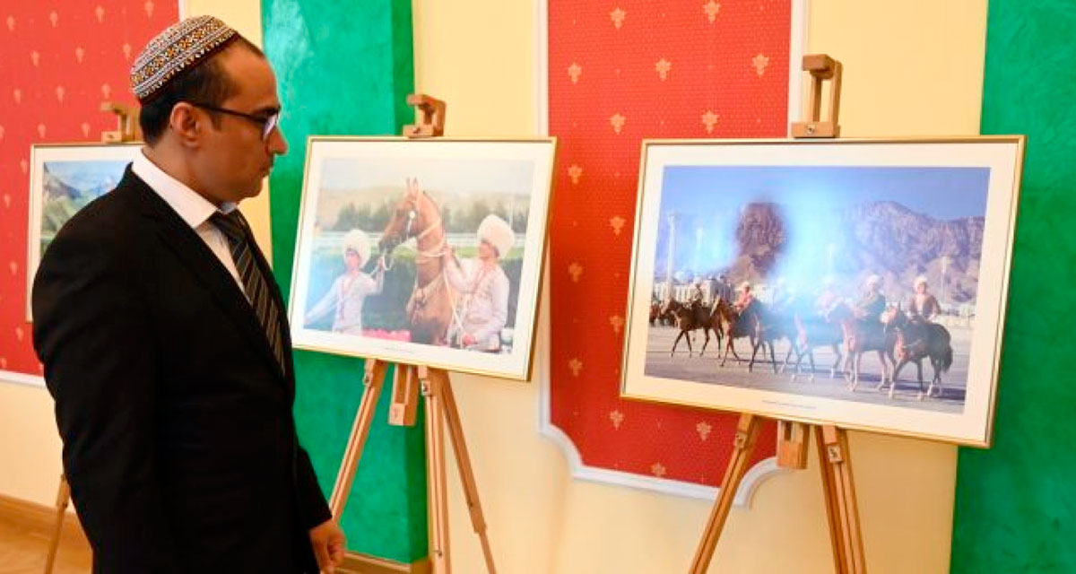 Посольство Туркменистана в Украине провело торжественное мероприятие в честь девиза года и представило книгу Президента Туркменистана