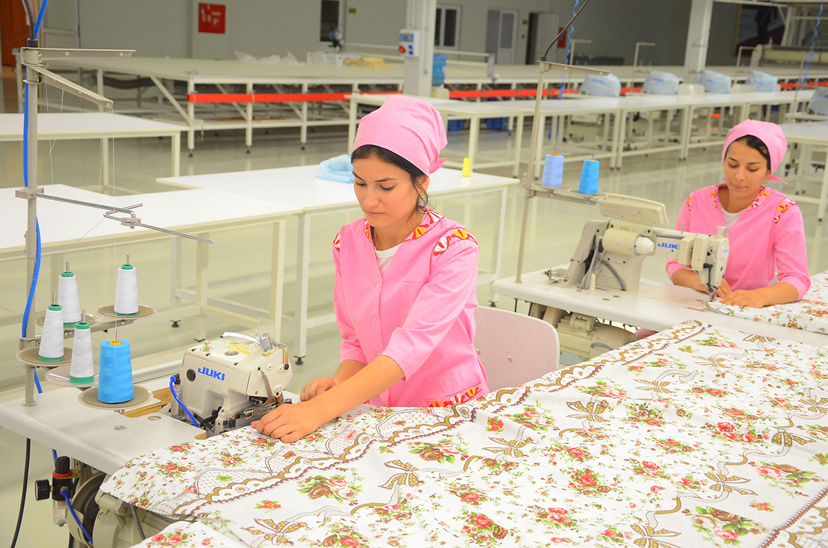 Трудовые успехи коллектива швейной фабрики этрапа Берекет