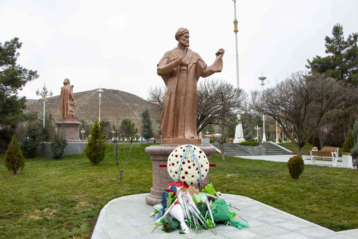 В Ашхабаде прошли памятные мероприятия к 585-летию Алишера Навои