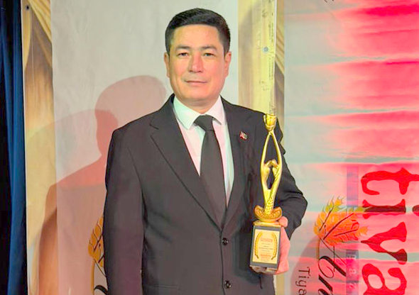 Заслуженный артист Туркменистана Батыр Чарыев стал лауреатом престижной премии ТЮРКСОЙ
